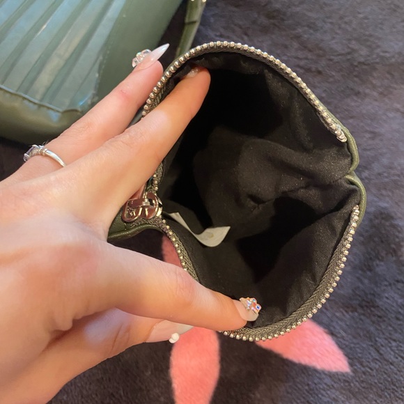 Green pleated rubber tote bag gently used - Picture 6 of 11